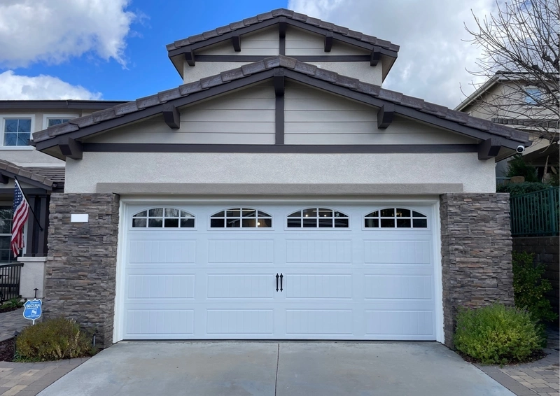 #14 Clopay GD2LU Gallery Steel in White with Clear ARCH2 with Grilles Windows homelink